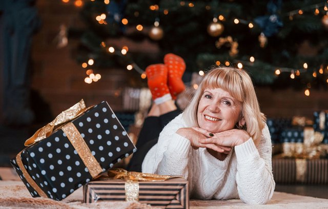 Für Menschen 50+ stehen persönliche und vor allem sinnvolle Geschenke im Vordergrund.