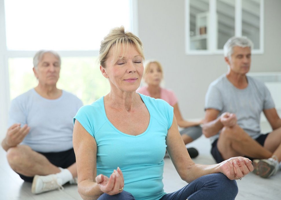 Yoga hilft dabei, Stress zu reduzieren. 